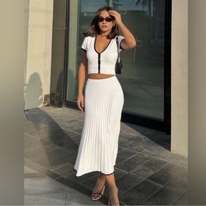Commense Sweater Skirt Two Piece Set White Black Trim Pleated Skirt Size L NWOT